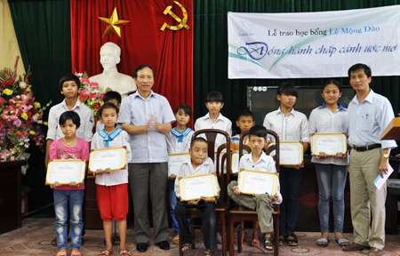 Quỹ Hỗ trợ giáo dục Lê Mộng Đào Tặng 49 suất quà cho học sinh nghèo học giỏi ở Khoái Châu